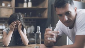 Estos daños a terceros pueden ser amenazas o acoso, propiedades arruinadas o vandalismo, agresiones físicas, daños relacionados con la conducción o problemas financieros o familiares. Freepik.es