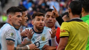 La noche del sábado tras ver la tarjeta roja junto al chileno Gary Medel en el primer tiempo del partido que Argentina ganó a Chile 2-1, Messi lanzó: "Creo que nosotros no tenemos que ser parte de esta corrupción, de esta falta de respeto que se nos hizo en esta Copa". AFP