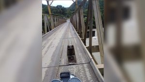 El hueco que se abrió en el Puente Zambrano tiene más de dos metros de largo. Cabe la llanta de un camión y una motocicleta entera. Cortesía