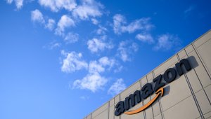 Amazon vende sus productos en su sitio web como minorista y, además, pone a disposición de vendedores independientes espacios en su plataforma de ventas en línea para que ofrezcan sus productos a los consumidores. AFP