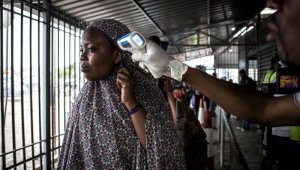 A una mujer le miden su temperatura en una estación de detección de ébola cuando ingresa a la República Democrática del Congo desde Ruanda. AFP