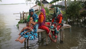 En Bangladés, casi un tercio del territorio se encuentra inundado, el último balance es de 59 muertos. En la imagen, habitantes de Kurigram en una plataforma de bambú. AFP
