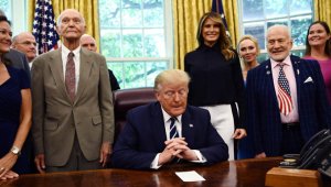 El presidente trump recibió ayer en el Despacho Oval de la Casa Blanca a los astronautas Buzz Aldrin y Michael Collins, y a los hijos de Neil Armstrong, los ocupantes del Apolo que hoy hace 50 años se posaron sobre la superficie de la Luna. AFP
