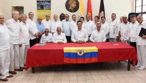 Guido Pérez Arévalo, Luis E. Lobo Carvajalino, Orlando Clavijo Torrado, Fernando Chelle, Juan Pabón Hernández, Luis Hernando Durán Antolines, Mario Villamizar, Ciro Alfonso Pérez, Dooglas Serrano, Diego Alejandro Ortega Carrillo, Olger García Velásquez, Olga Marina Sierra de Rodríguez, Álvaro Orlando Pedroza, Luis Aurelio Contreras, José Neira Rey, Cicerón Flórez, Gustavo Gómez Ardila y Arturo Valera Martínez. Sentados, Aurelio Martínez, Carlos Corredor Pereira, Luis Fernando Niño y Jaime Ricardo Reyes Calderón. Cortesía