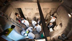 Los especialistas abrieron los dos osarios descubiertos en un sótano del Cementerio Teutónico de la Santa Sede. Del lugar se extrajeron osamentas de distintos tamaños que pertenecían a niños y adultos.
 AFP