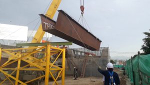 El montaje del primero de tres puentes en la glorieta del Indio se inició esta semana, tras el arribo a Cúcuta de las vigas cajón que se fabricaron en Bogotá. Alfredo Estévez