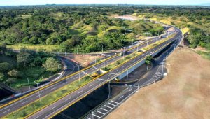 Este es el intercambiador de Caño Alegre, obra que hace parte del proyecto Ruta del Sol II, cuya concesionaria acaba de liquidar el gobierno, con una inmensa deuda que los organismos de control señalan que no deben pagar los colombianos.  Colprensa