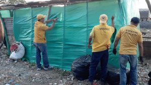 Obreros de la secretaría de Gobierno intervienen aquí en la erradicación de los cambuches en Ciudad de Dios. Juan Pablo Cohen