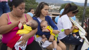 Entre las mujeres que amamantan disminuye el riesgo de cáncer de mama y de ovarios, así como de obesidad y diabetes. Archivo