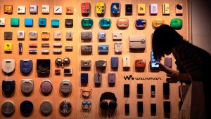 Diferentes modelos del Sony Walkman son exhibidos en Tokio para los jóvenes. AFP