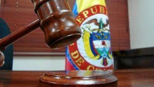 La "tarea periodística se convertiría en una actividad complicada, lenta y casi condenada al silencio, si los medios deben pedir autorización de los ciudadanos o afectados para publicar imágenes en espacios públicos y de interés noticioso". Cortesía