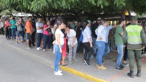 Muchos ciudadanos dejaron para el último día la inscripción de su cédula, por lo que en los puntos habilitados en los centros comerciales se presentaron congestiones al cierre del proceso. César Obando/La Opinión