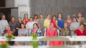 Sor Gladys, Yajaira Cifuentes, Teresa Lizarazo, Alexandra Valderrama, Sor Cristina, Sonia de Rodríguez, Gisela Castellanos, Fanny Cifuentes, Rosalba Lizarazo, Fanny Gil, Gloria Gómez, Sor Milena y Marina Lizarazo. Sentadas: Inés Flórez, Libia Cervantes, Judith de Gómez, Piedad Valero de Salgar, Consuelo de Flórez y Martha Gallego de Salgar. Alfredo Estévez/La Opinión