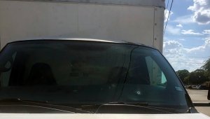 Un camión estacionado en Tanglewood Lane y Maple Avenue en Odessa, Texas, con un agujero de bala en el parabrisas después de que un hombre armado abrió fuego dejando cinco muertos y 21 heridos. AFP