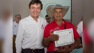 Roberto Vélez Vallejo, gerente de la Federación Nacional de Cafeteros y Luis Moncada, ganador del Incentivo Departamental a la Calidad del Café. Juan Pablo Cohen