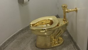 La pieza, que se usa como un inodoro normal, es obra del artista italiano Maurizio Cattelan y tiene por título "América". AFP