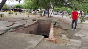 El peligro en la glorieta de Claret es evidente a su paso por allí. El colector de aguas negras no tiene señales de advertencia del peligro y por allí se desplazan muchos niños que van a sus escuelas, denunciaron los vecinos. Alfredo Estévez/La Opinión