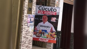 En una de las 54 sedes donde la cooperativa promueve la venta de los mercados a bajo costo, se aprecia la publicidad del candidato a la Alcaldía de Cúcuta, Hernando Acevedo Liévano. La campaña asegura que la relación es solo publicitaria. Capturas de pantalla de Facebook
