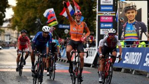 Eekhoff (de 21 años) se impuso al esprint a sus seis compañeros. AFP