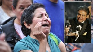 Seguidores de José José le rinden homenaje al fallecido cantante y actor mexicano, después de saber de su muerte, frente a su monumento en la Ciudad de México. AFP