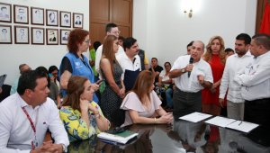 Entre los pocos candidatos que estuvieron presentes, ayer, en la firma del Pacto figuran Martín Martínez, a la Gobernación, y Víctor Suárez, a la Alcaldía.
