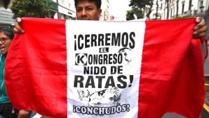 Peruanos marcharon este lunes para exigir la disolución del Congreso. AFP