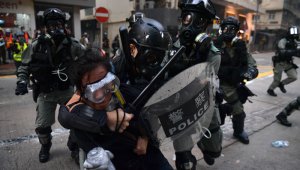 Por toda la ciudad semiautónoma se desplegaron agentes y se intensificaron los controles. Más de una decena de paradas de metro se cerraron y los agentes realizaron detenciones y registros en las calles y el transporte público. AFP