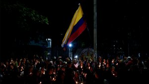 Madres y estudiantes de la Universidad Pedagógica realizan una velatón para protestar en rechazo al uso de la fuerza desmedida por parte del ESMAD. Colprensa