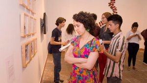 los recintos culturales que albergan las obras de artistas nacionales e internacionales han tenido flujo de espectadores. En el óvalo, la obra ‘Migrantia’ del español Avelino Sala. Cortesía juntos aparte