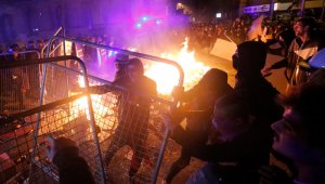 Una verdadera batalla campal entre policía e independentistas. AFP