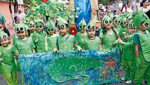 Los niños participaron de la elaboración de los trajes reciclables. Luis Alfredo Estévez