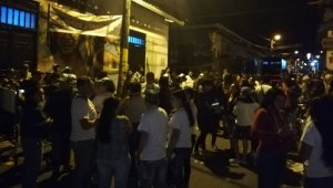 Seguidores de las campañas amanecieron a las afueras de la Casa de la Cultura, custodiando los votos que fueron trasladados allí la noche del domingo. Cortesía para La Opinión