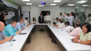 Luego de cinco horas en las que permaneció reunido el Consejo Directivo de Corponor, se le informó a Gregorio Angarita sobre su reelección y se le pidió que se presentara en la Corporación para hacer oficial la designación. Él llegó acompañado de su círculo familiar más cercano. Obando/La Opinión