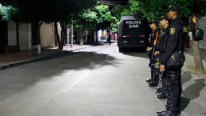 Escuadrones del Esmad mantienen custodiado el Centro de Convivencia Ciudadana de Villa del Rosario, donde se adelanta el proceso de escrutinio de esta reñida votación. Los candidatos Eugenio Rangel Manrique y Carlos Julio Socha están a la espera de conocer quién de ellos se alza con la victoria de la jornada y se convierte en el sucesor del alcalde Pepe Ruiz. Caros Ríos