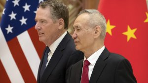 El Representante de Comercio de los Estados Unidos, Robert Lighthizer (L), y el Viceprimer Ministro chino, Liu. AFP