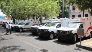 Alcaldes y gerentes de las ESE y los municipios beneficiados con las ambulancias, recibieron ayer las llaves de los vehículos de las manos del gobernador, Anelfi Balaguera, y el director del IDS, Juan Bitár. César Obando/La Opinión