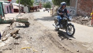 La vía que atraviesa el sector permanece destapada, llena de tierra, arena y materiales de construcción. Esto tiene afectada la salud de los vecinos por el polvo que deben respirar.
 César Obando