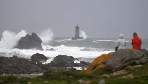 Las fuertes olas rompieron sobre el “Phare du four” (faro) en la comuna occidental francesa de Rosporden y se registraron rachas de viento de más de 160 kilómetro por hora en la costa atlántica.
AFP