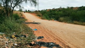 En este punto que une a los barrios Caño Limón con Camilo Daza, fue hallado el cadáver. Su cuerpo fue envuelto en una cobija a la que luego le prendieron fuego.
Laura Serrano