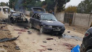Cuatro vehículos pertenecientes a los yihadistas fueron destruidos, indicó el ministerio, que publicó fotos de autos y cuerpos calcinados y ensangrentados. AFP