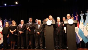 Los cancilleres del Grupo de Lima hicieron ayer una nueva declaración de condena y rechazó al gobierno venezolano de Nicolás Maduro por su apoyo a la guerrilla del Eln y a las disidencias de las Farc.
Colprensa