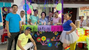 Sorprendió la cápsula del tiempo, en la que estudiantes, docentes y egresados depositaron algún objeto de valor sentimental; alguna carta, fotografía o libro que quisieran volver a ver en el año 2029. Cortesía