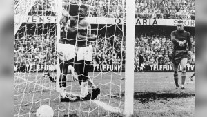 Tras el gol, Pelé fue a buscar la pelota, la besó y en segundos quedó rodeado de una multitud. Archivo