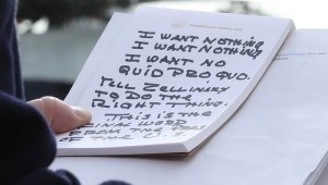 Los apuntes del presidente Trump sobre una cosa por la otra. “No quiero nada, no quiero nada”, le dijo el mandatario a los periodistas. AFP