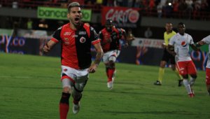 Jhonathan Agudelo ya está de vuelva tras su lesión y hoy podría comandar el ataque del equipo rojinegro ante el Junior. Archivo