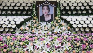 El retrato de la fallecida estrella del K-pop Goo Hara fue rodeado de flores en un altar conmemorativo en un hospital en Seúl.
AFP