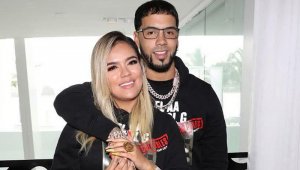 Karol G también recibió un automóvil como regalo de cumpleaños por parte de Anuel AA en febrero.  @la100fm
