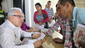 César rojas deberá cumplir con un arresto de tres días y una multa de tres salarios mínimos legales vigentes, debido al desacato a una acción de tutela en 2014. Aquí, durante una jornada de atención de público en la alcaldía.
Archivo