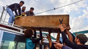 Dolientes iraquíes transportan el ataúd de una persona que fue asesinada durante enfrentamientos entre manifestantes antigubernamentales y las fuerzas de seguridad. AFP
