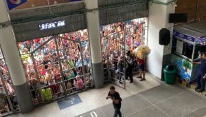 Minutos antes de que el centro comercial Oiti abriera sus puertas. Cortesía